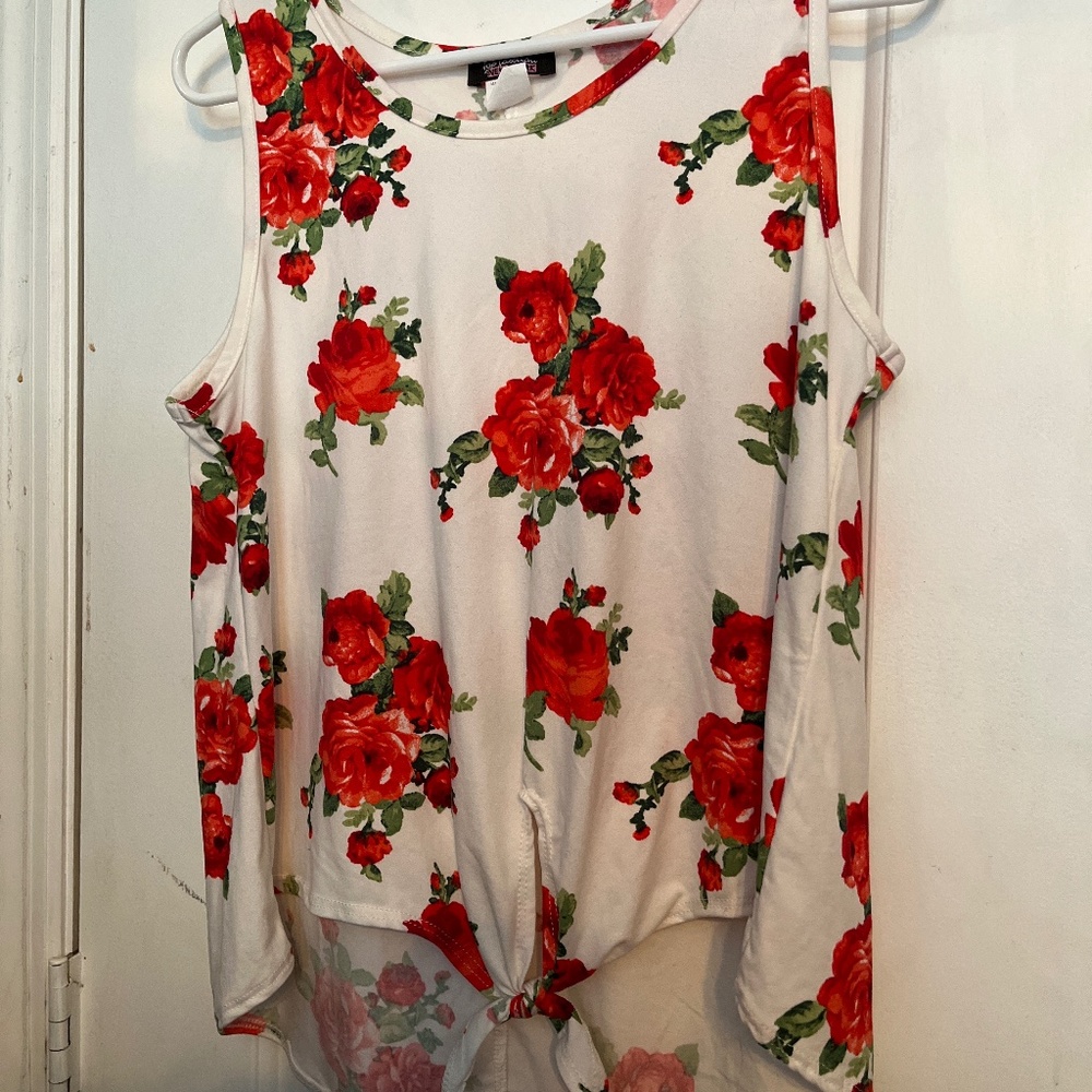 Top fashion of NEW YORK, size Large white w/red flowered sleeveless top LIKE NEW